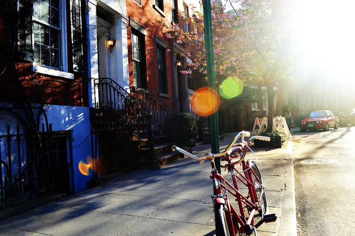 Personnes à vélo près de façades colorées lors d'une balade de quartier à Denver
