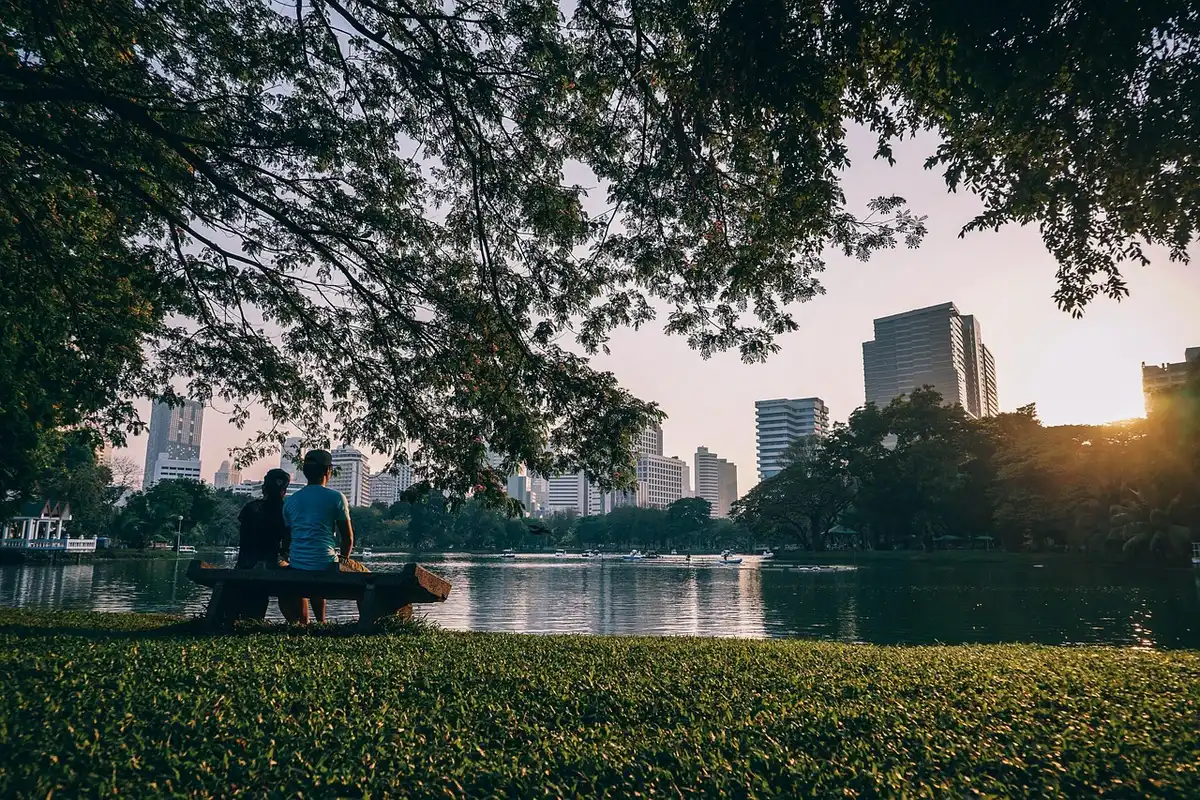 Vue diurne d'un parc urbain et du skyline d'Atlanta