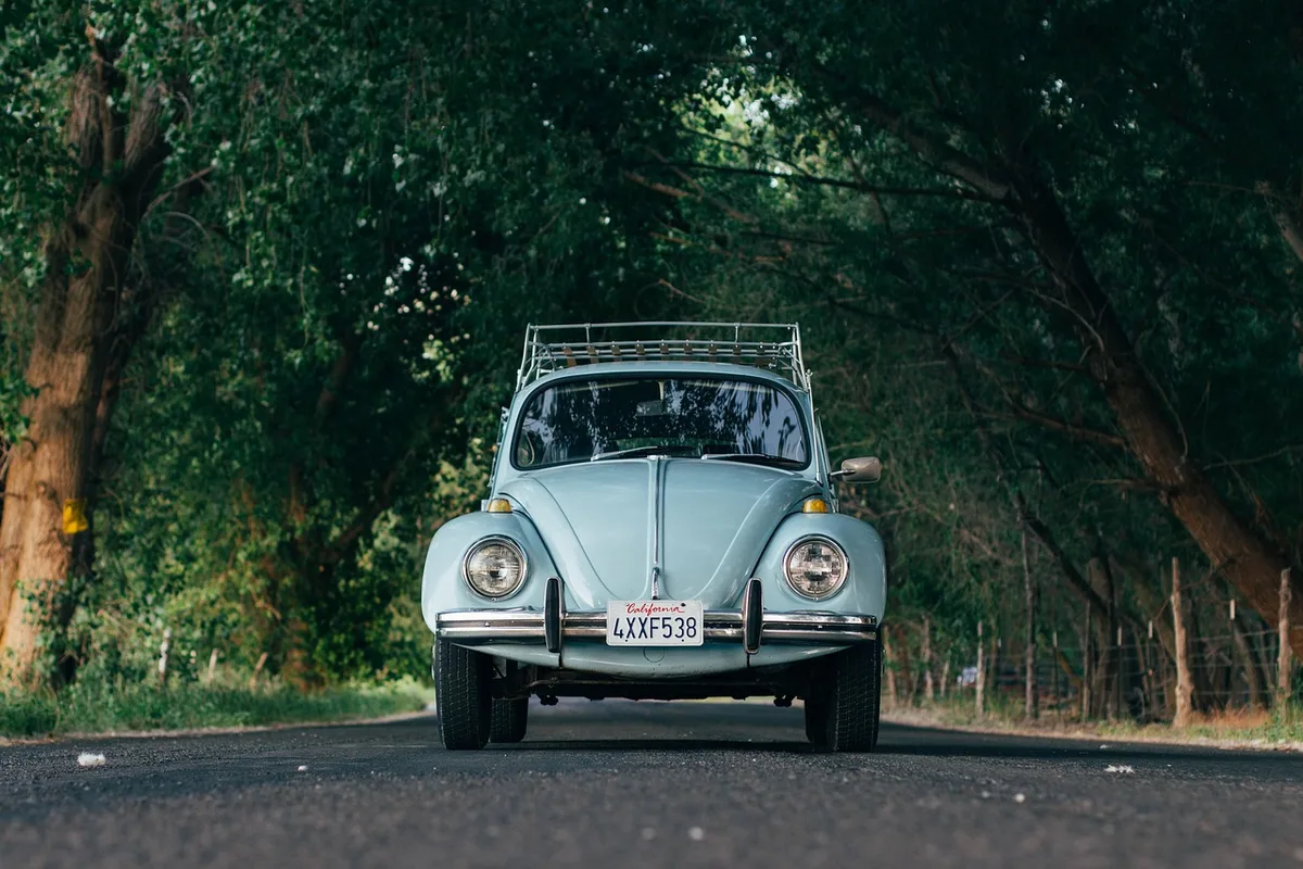 Voiture de location chargée prête pour un road‑trip en journée