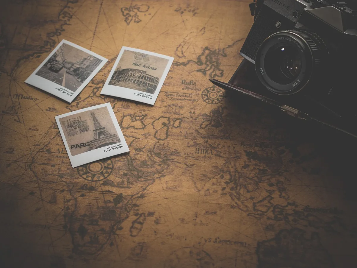Personne planifiant un week-end avec une carte et une checklist