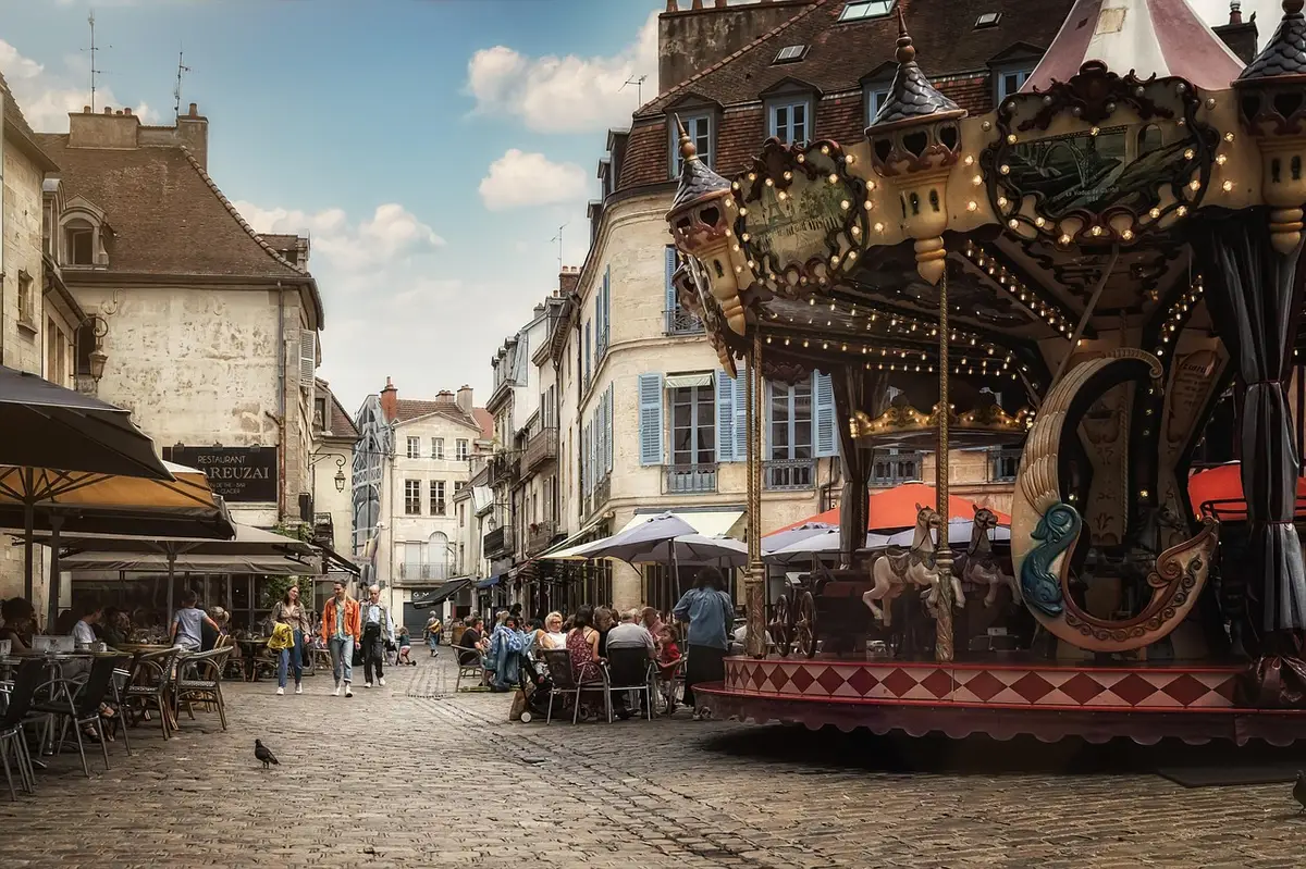 Ruelle animée avec tables en terrasse et marchés alimentaires