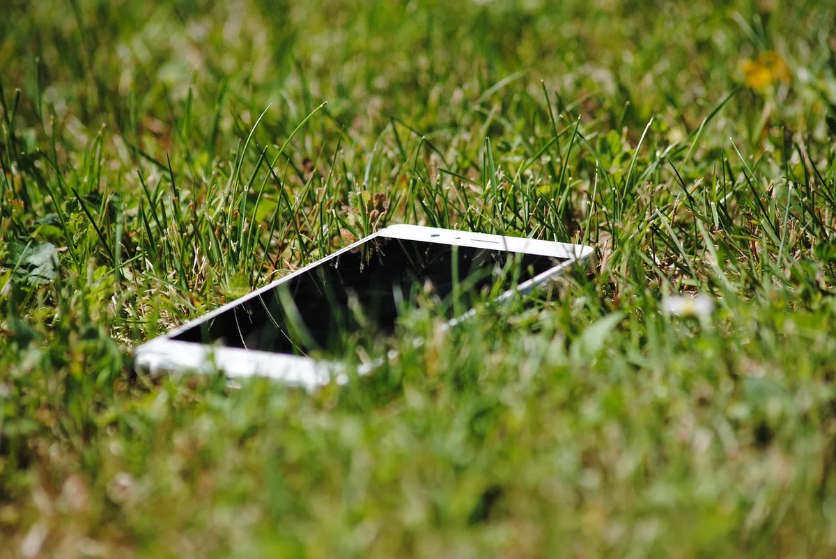 Téléphone montrant une page de téléchargement d'application sur une boutique mobile