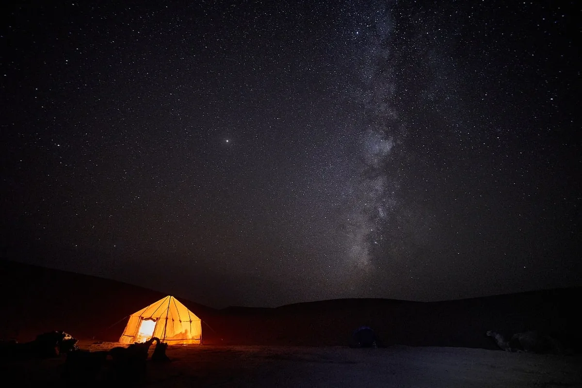 Camp de tentes et lodge accueillants sous la lumière du jour