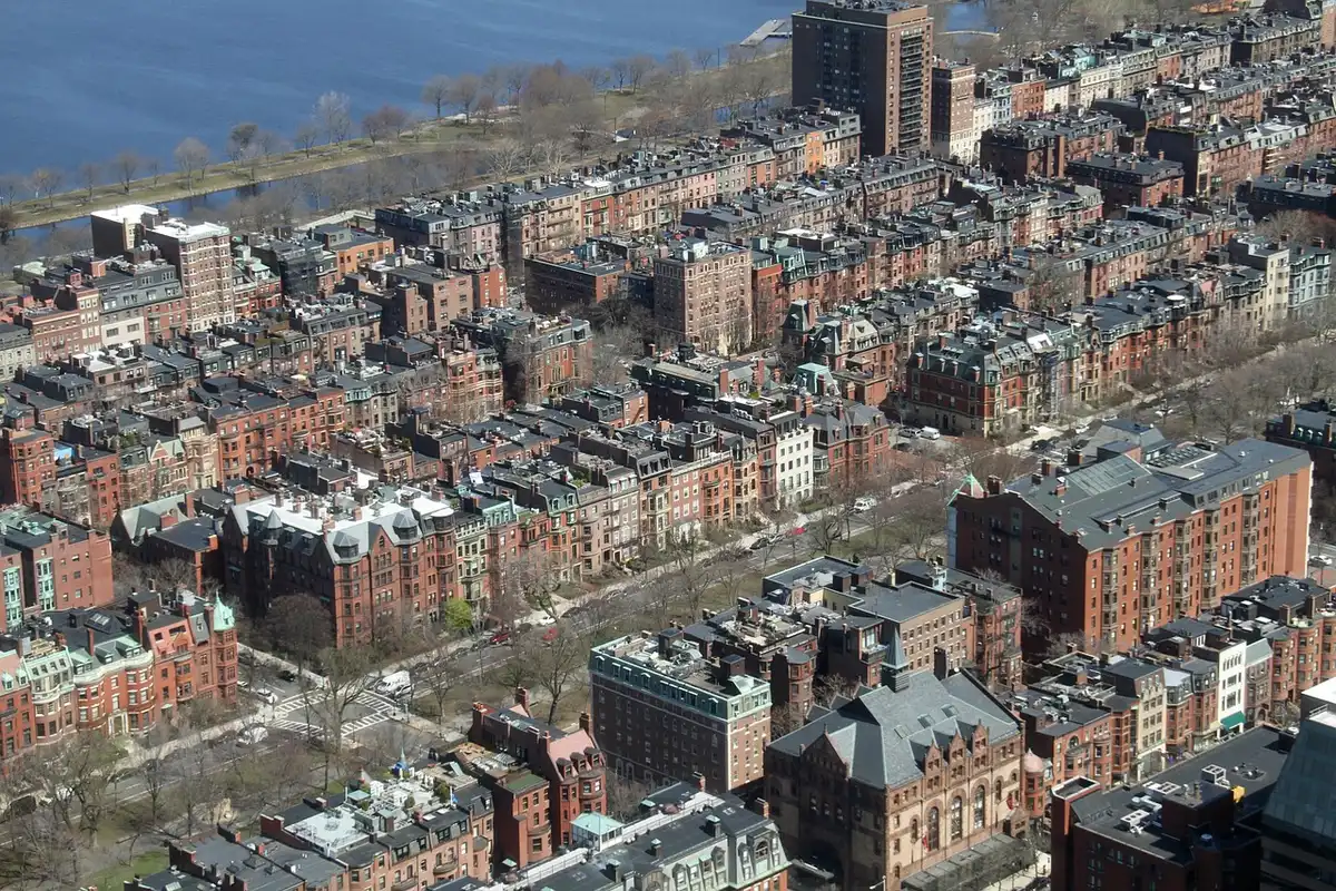 Façades en brownstone typiques de Back Bay à Boston en journée