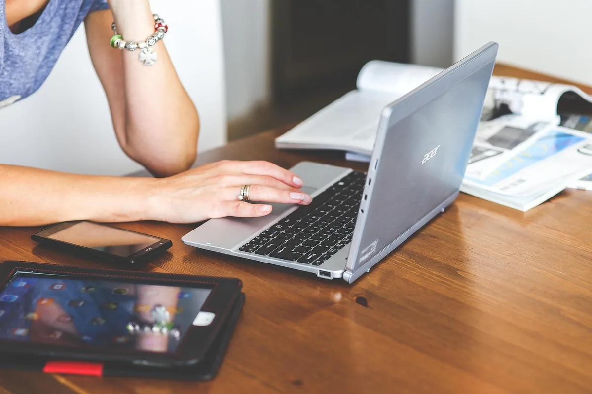 Bureau dans une chambre d'hôtel avec connexion Wi‑Fi et espace de travail
