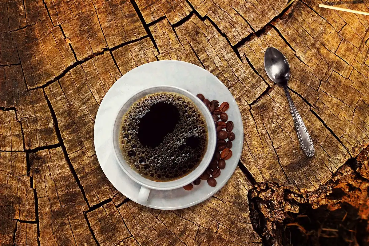 Verres de mimosa et tasses de café sur une table de brunch