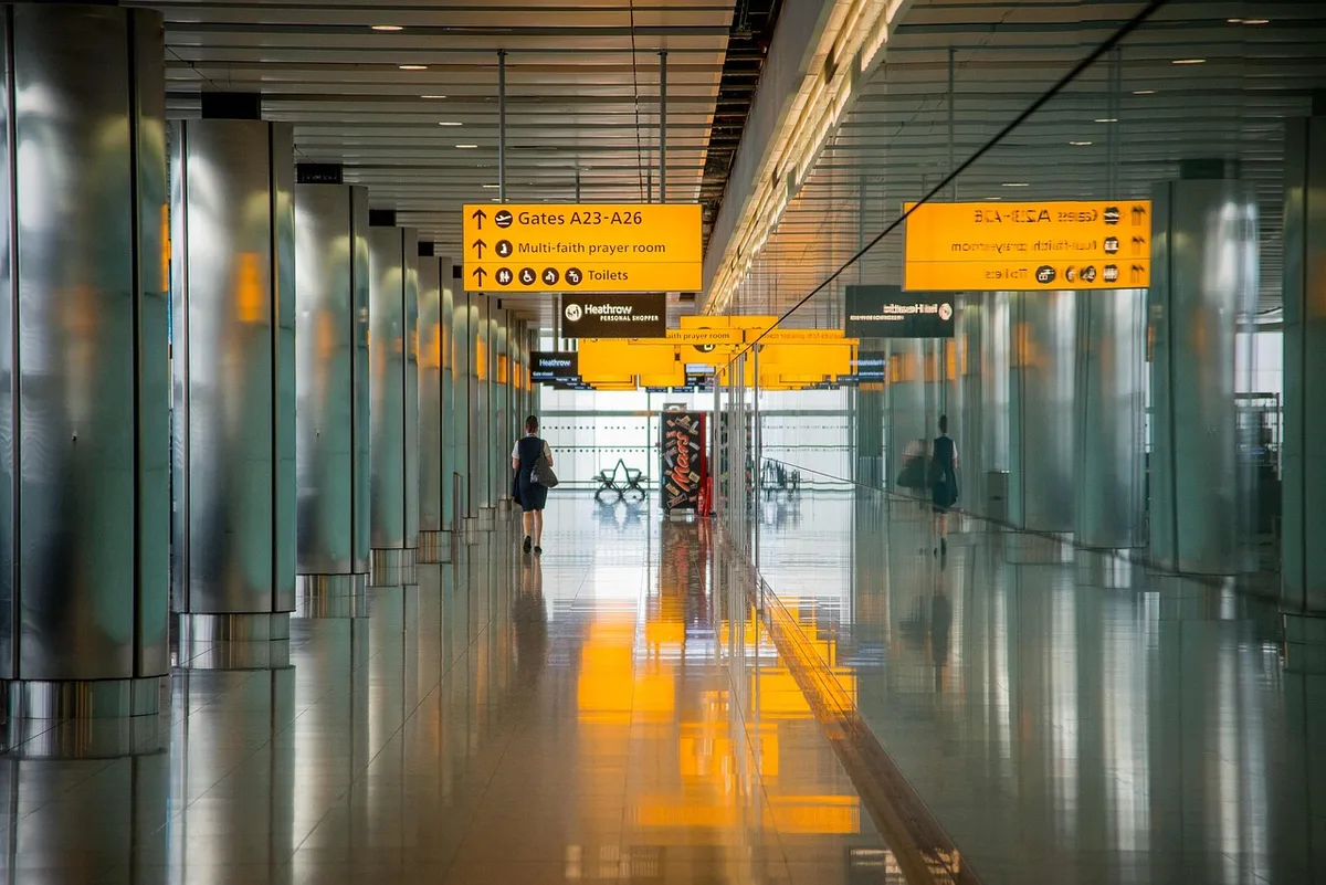 Passagers et transferts vers le terminal de croisière au Havre, files et bagages