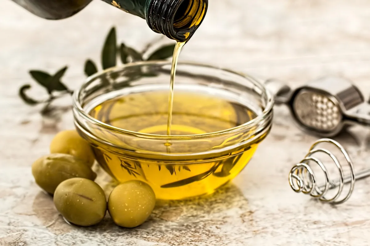 Cuisine rurale montrant rangement des aliments et ustensiles