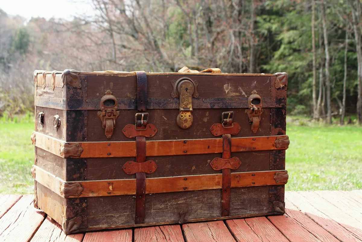 Sac de voyage ouvert avec chapeau, chaussures et bouteille d'eau prêt pour partir