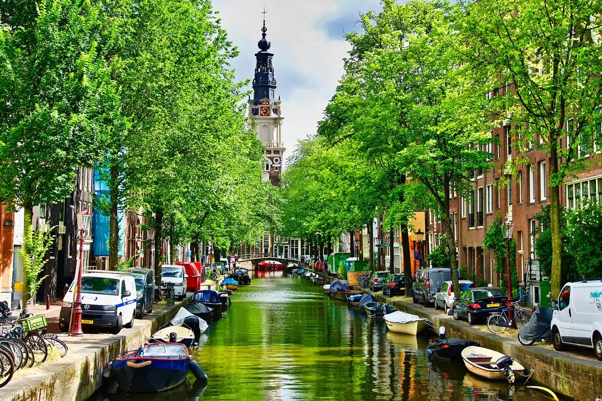 Vue diurne des canaux d'Amsterdam et des maisons le long des quais
