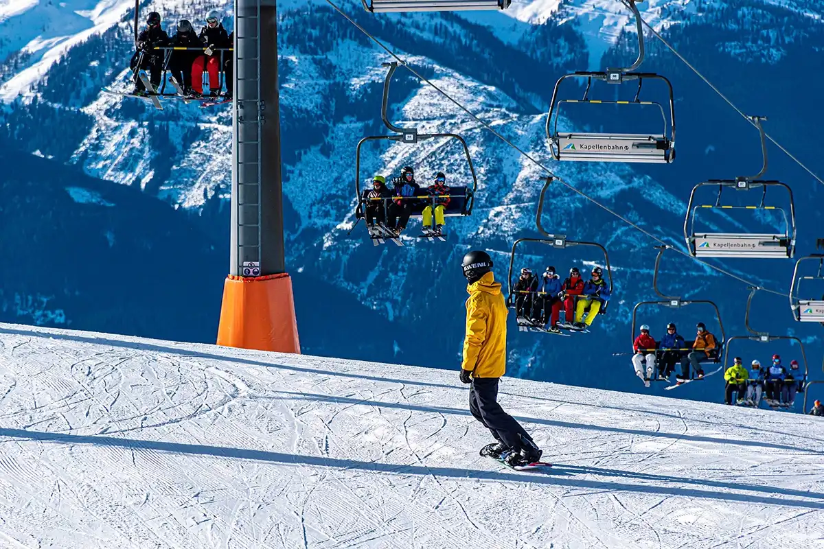 Personne vérifiant son équipement de ski sur une table avant le départ