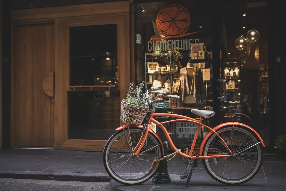 Matériel de cyclotourisme posé sur une table: pompe, multi-outil et chambres à air