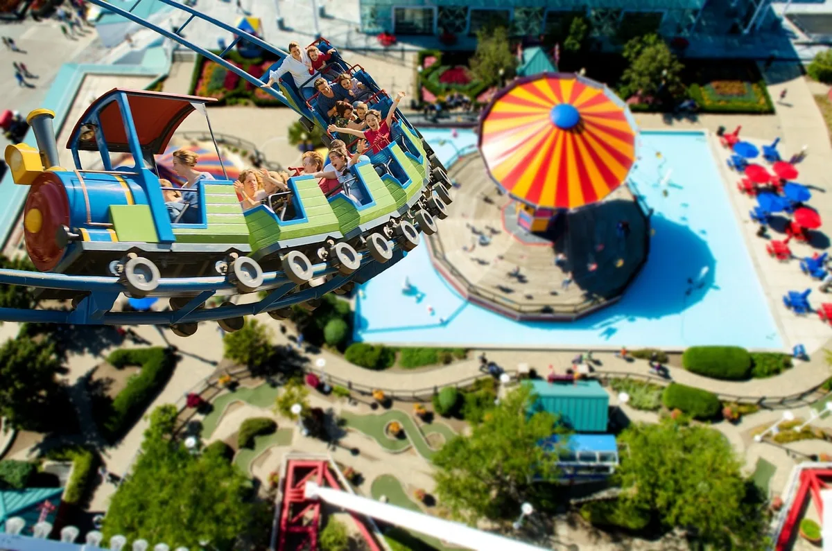 Montagnes russes du Parc Astérix sous un ciel clair