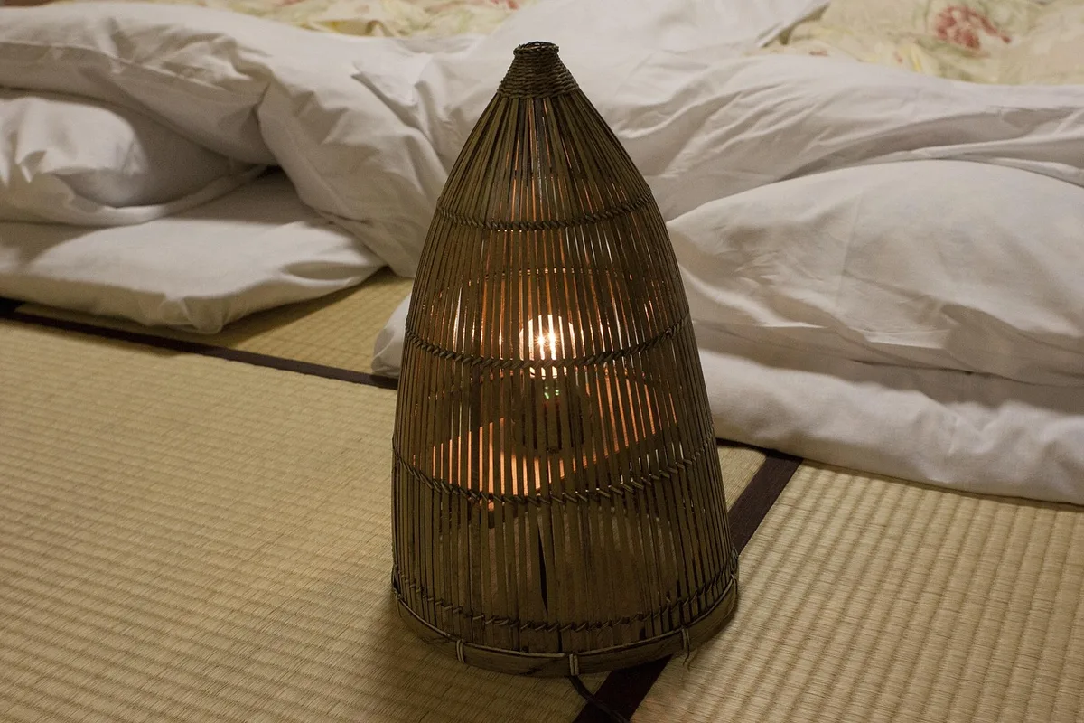 Entrée lumineuse d'un ryokan près d'un onsen avec bains extérieurs