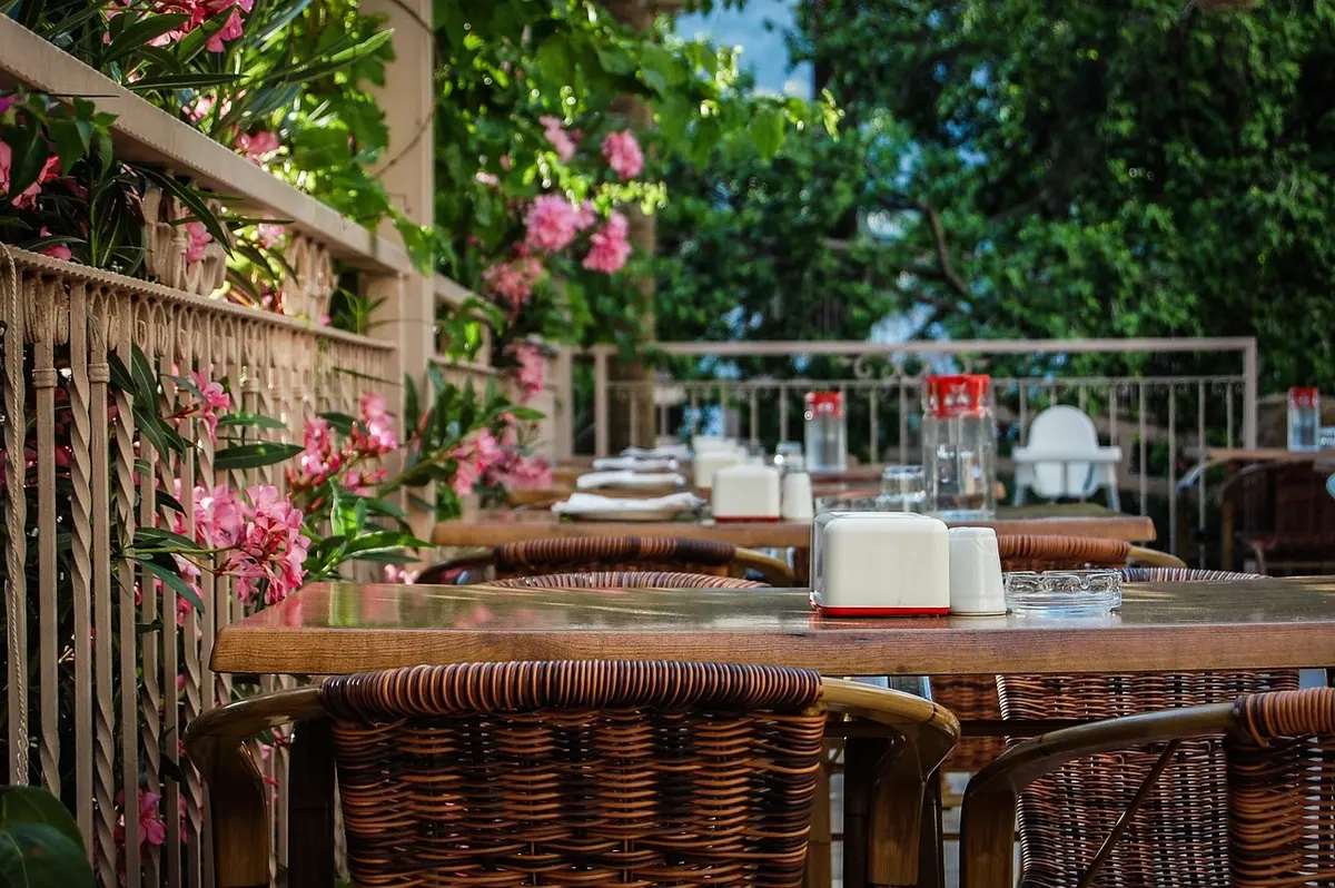 Espace de restauration et réception d'hôtel illustrant les services disponibles