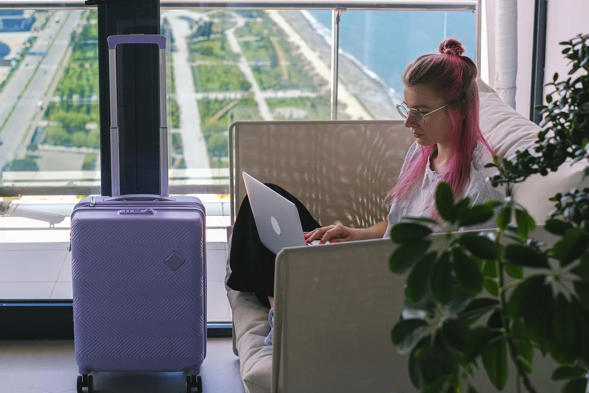 Personne consultant des avis d'hôtels sur un ordinateur portable
