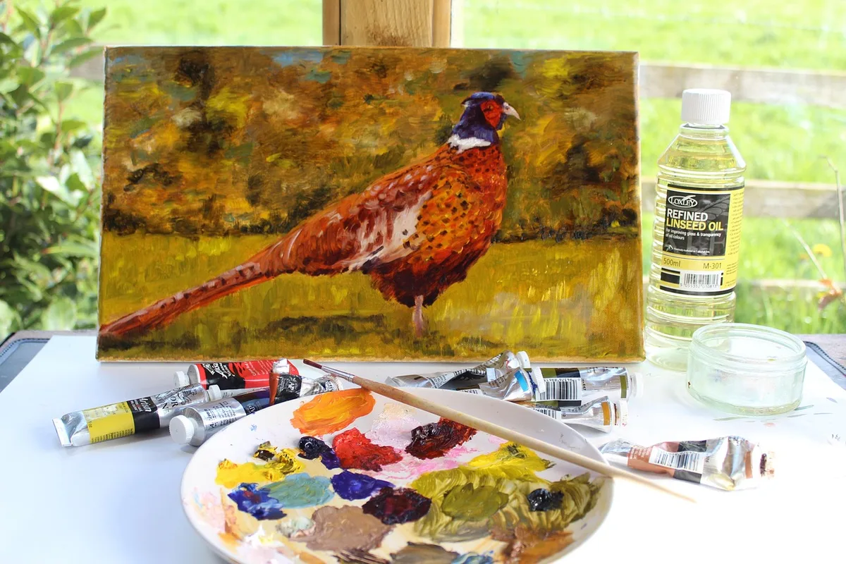 Artiste peint en plein air au bord d'un lac de montagne
