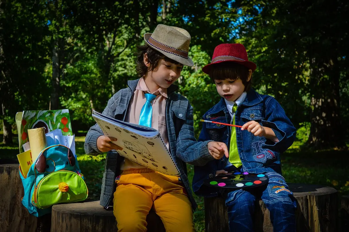 Matériel de peinture en plein air : carnet, palette et pinceaux sur un sac