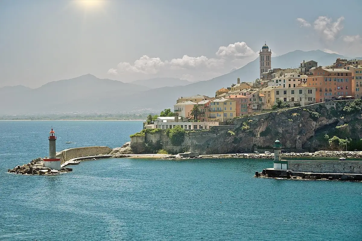 Côtes méditerranéennes et port avec bâtiments historiques vus depuis la mer
