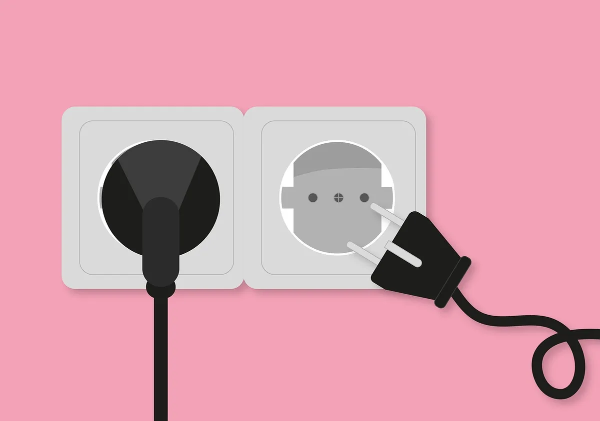 Exemples de prises électriques type D et type G côte à côte