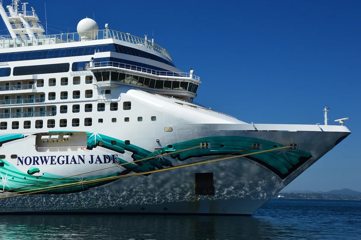 Petit navire de croisière amarré près d'un quai pittoresque