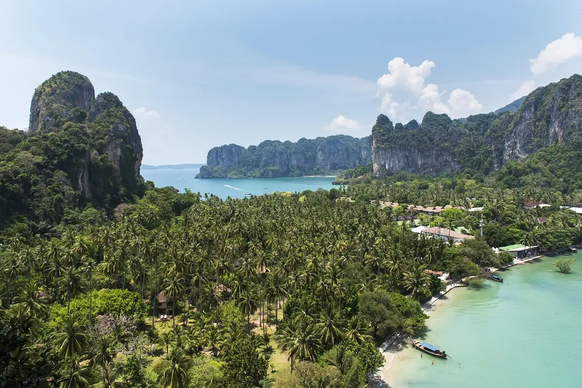 Plage paisible et collines boisées en Thaïlande baignant sous un soleil clair
