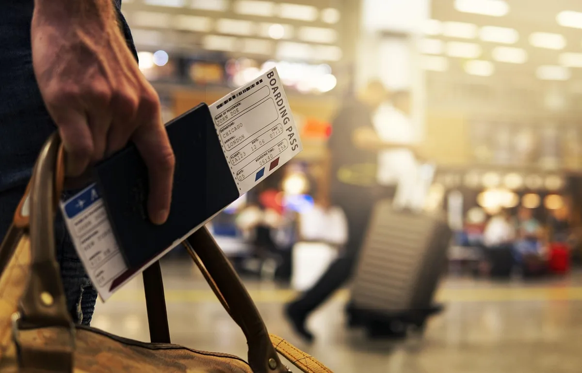 Valise ouverte avec vêtements polyvalents et une paire de chaussures