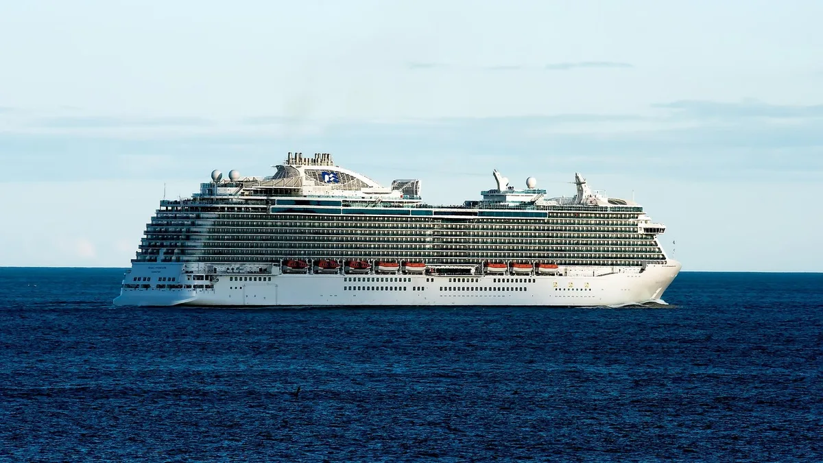 Majordome apportant des boissons à une suite de croisière lumineuse