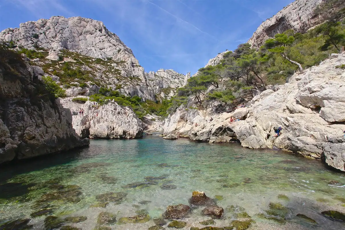 Crique méditerranéenne aux eaux claires et plage peu fréquentée