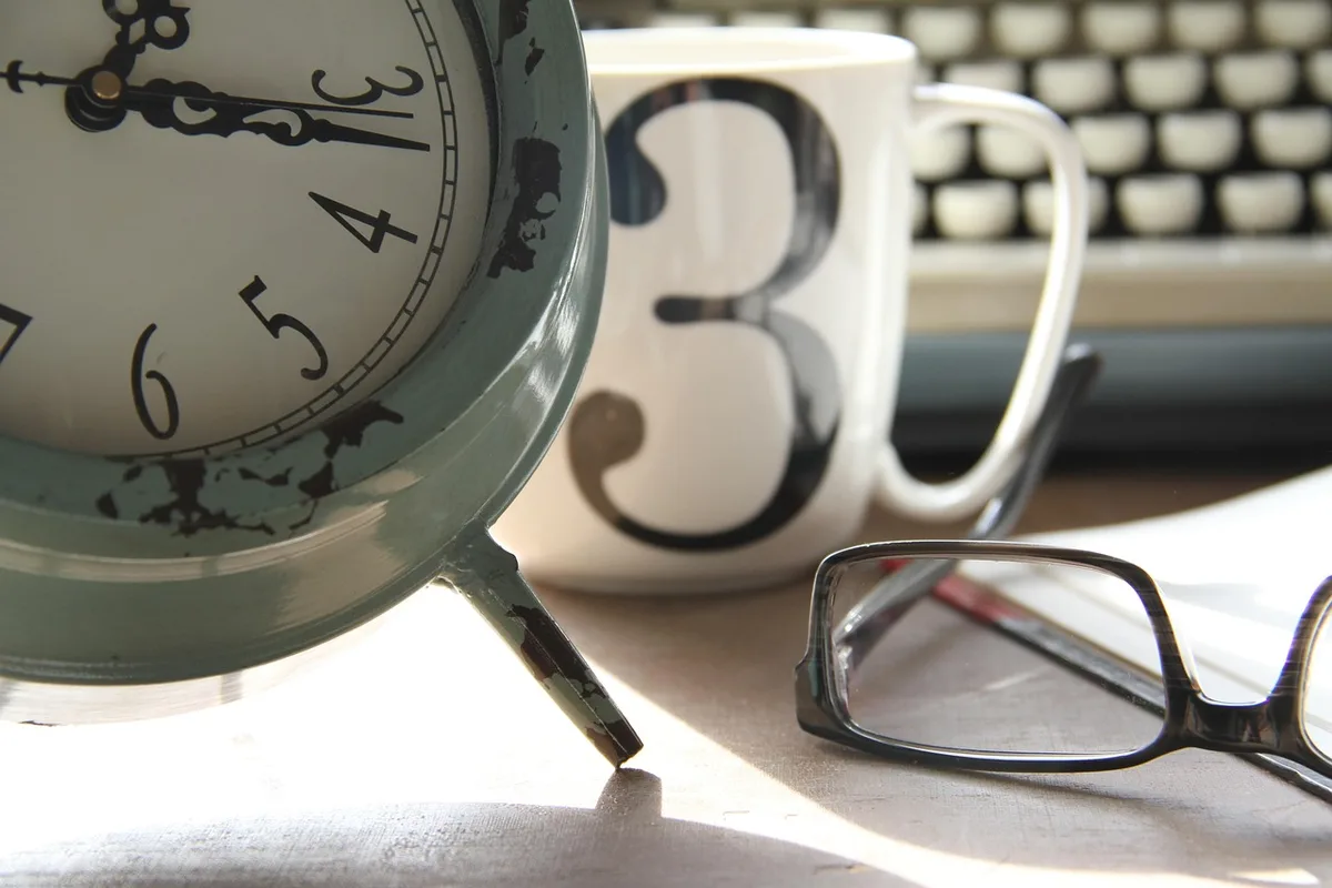 Contrat de location et horloge sur un comptoir d’agence montrant le calcul des tranches horaires