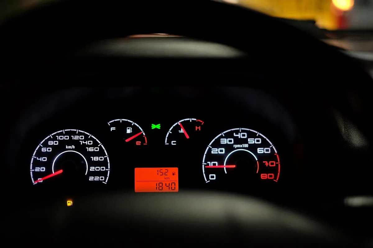 Main prenant une photo du compteur kilométrique et de l'extérieur du véhicule lors de la restitution
