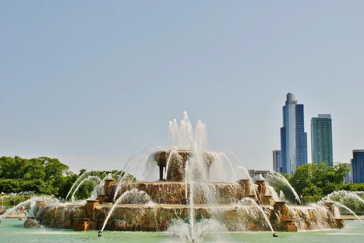 La fontaine de Forsyth Park sous un ciel dégagé avec des promeneurs