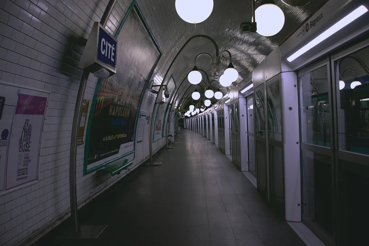 Station Montparnasse et plan de métro indiquant la ligne vers Porte d'Auteuil