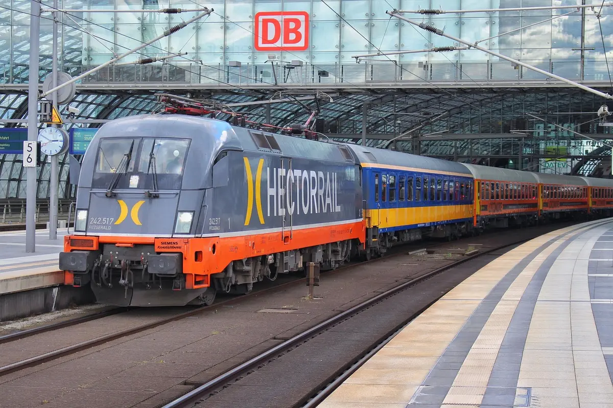 Autocar longue distance garé près d'un terminal à Paris en journée