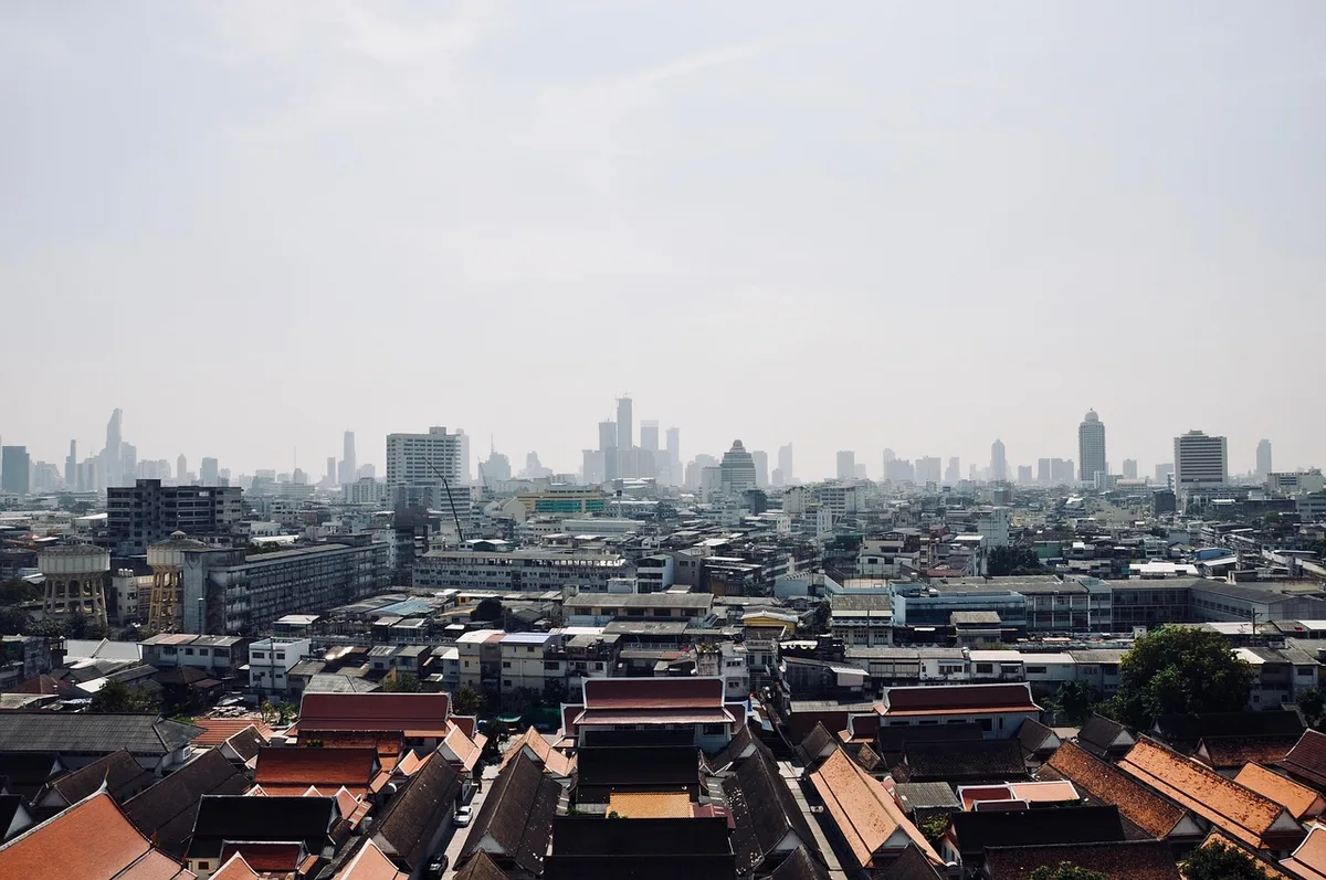 Plateforme BTS à Bangkok avec train et passagers en journée