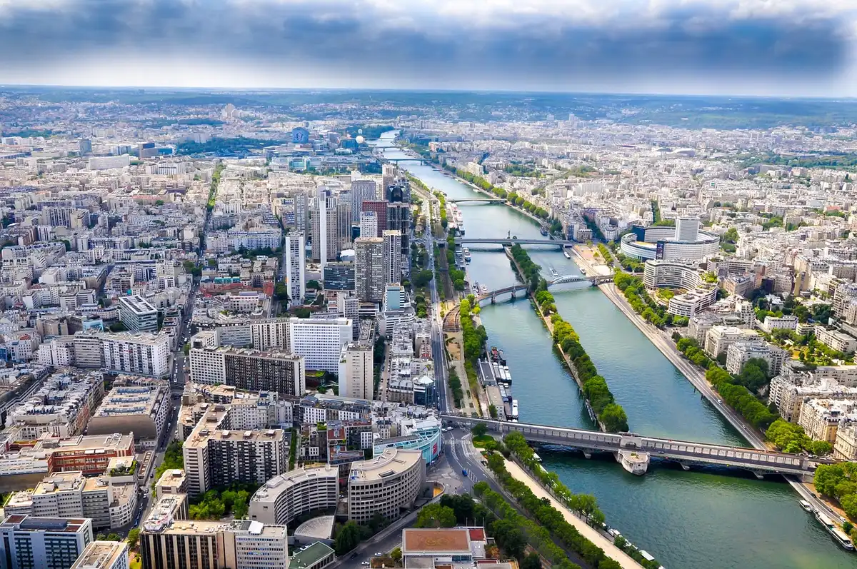 Vue depuis le pont d'un bateau sur un village et le fleuve