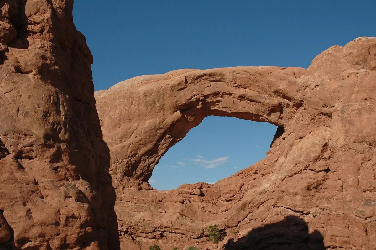 Formations rocheuses rouges et arches dans un paysage désertique près de Moab