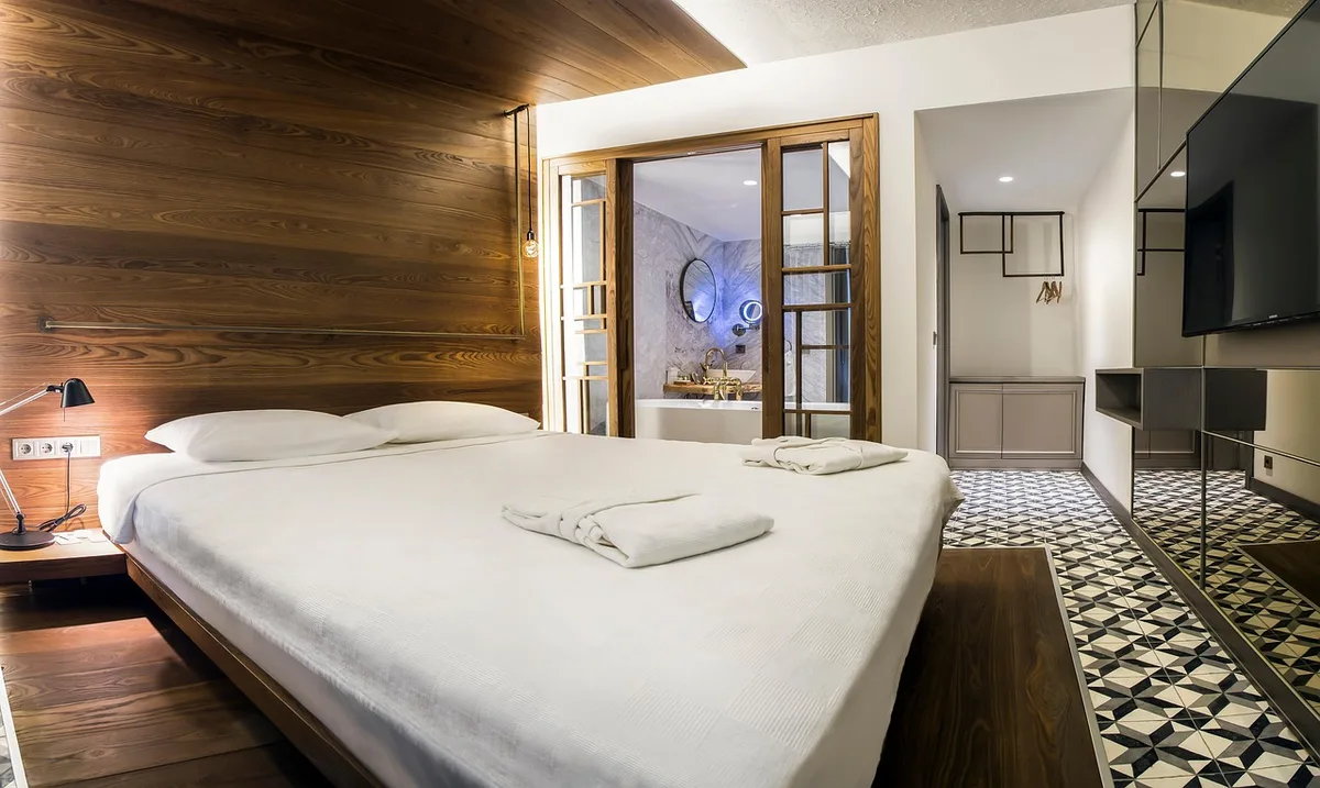 Chambre d'hôtel éco-responsable avec aménagement sobre et plantes