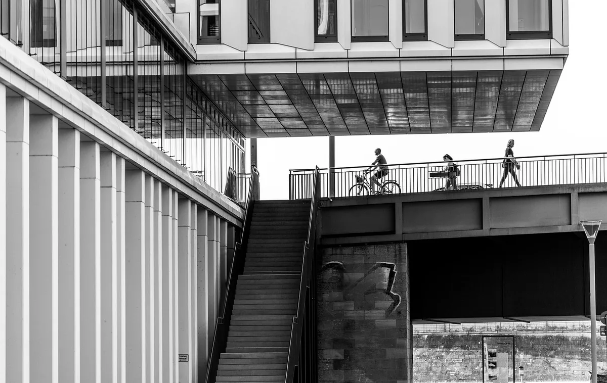 Cyclistes en ville près d'un vélo en libre-service à Atlanta