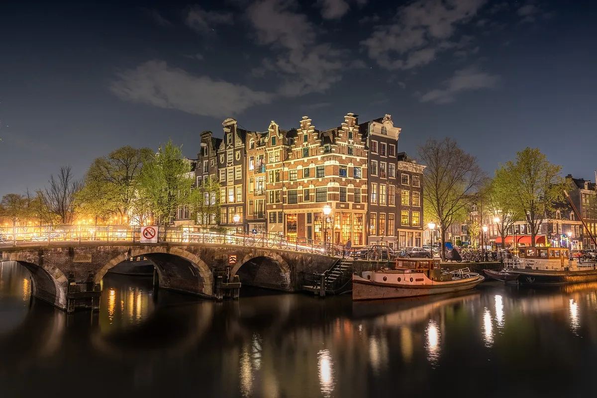 Promenade en bateau sur un canal de Copenhague avec quais et bâtiments