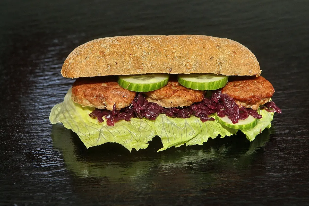 Smørrebrød sur une table de marché avec herbes et pain