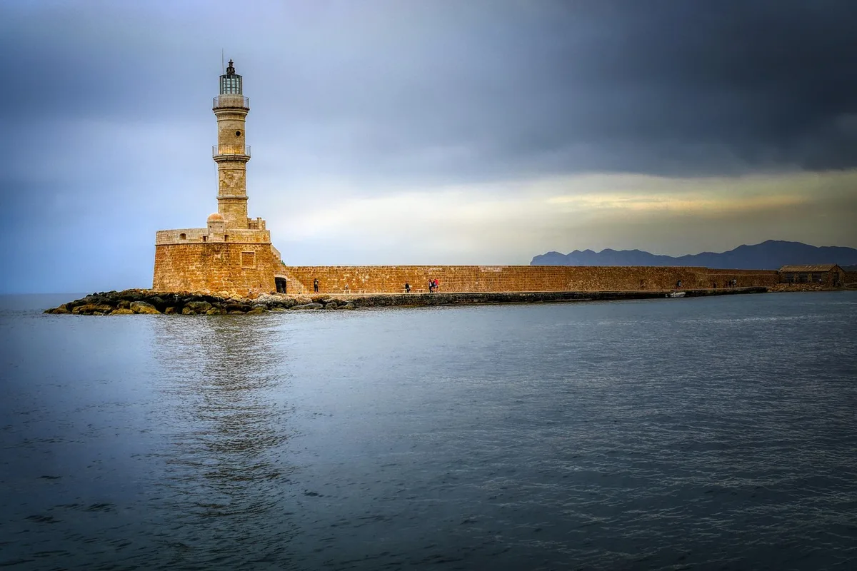 Le phare égyptien et la jetée du vieux port de La Canée en plein jour
