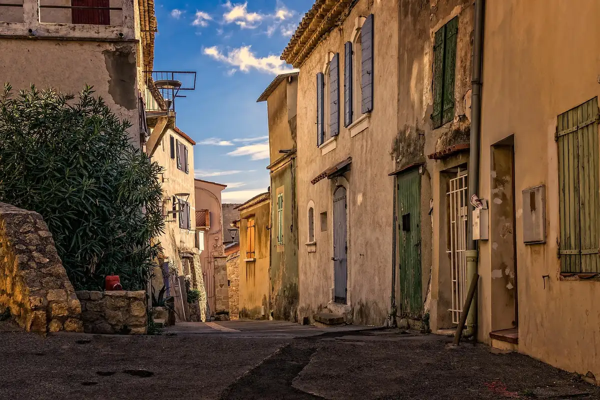 Ruelle étroite de La Canée avec façades colorées et escaliers sous le soleil