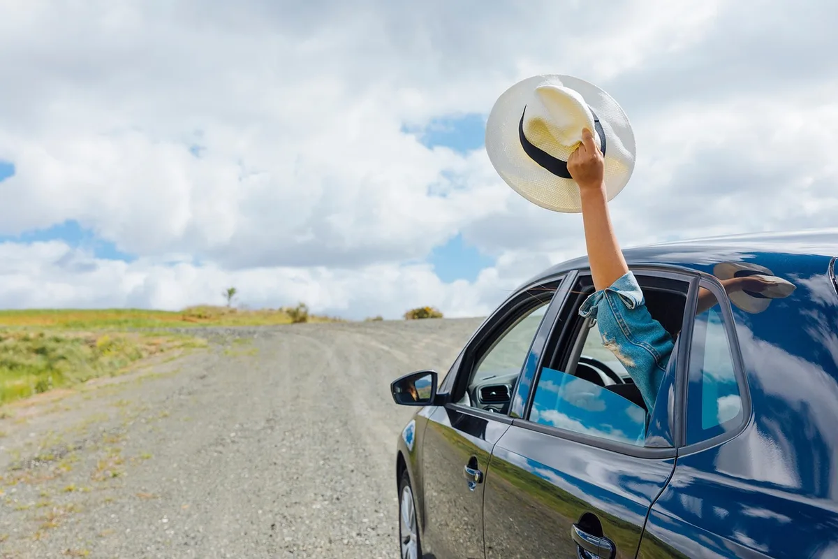 Voiture de location sur une route de montagne ensoleillée dans le Colorado