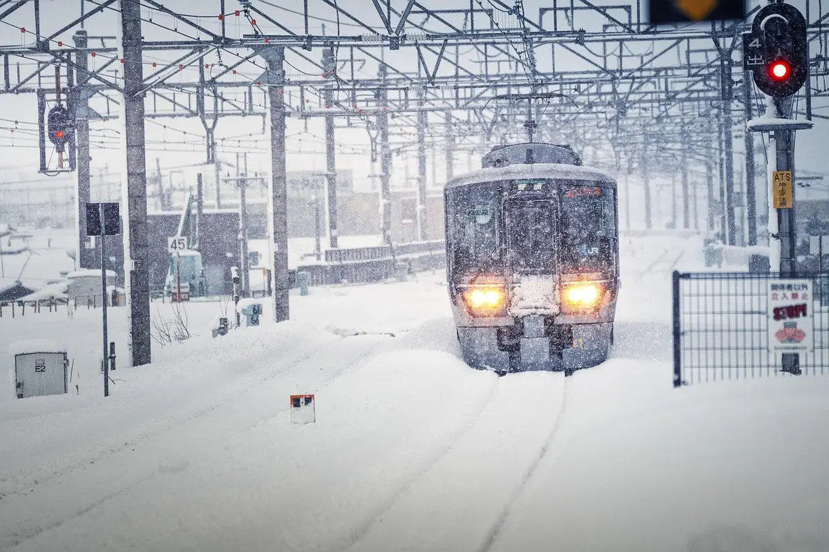 Quai et train Metro-North en gare, voyageurs anonymes attendant le départ