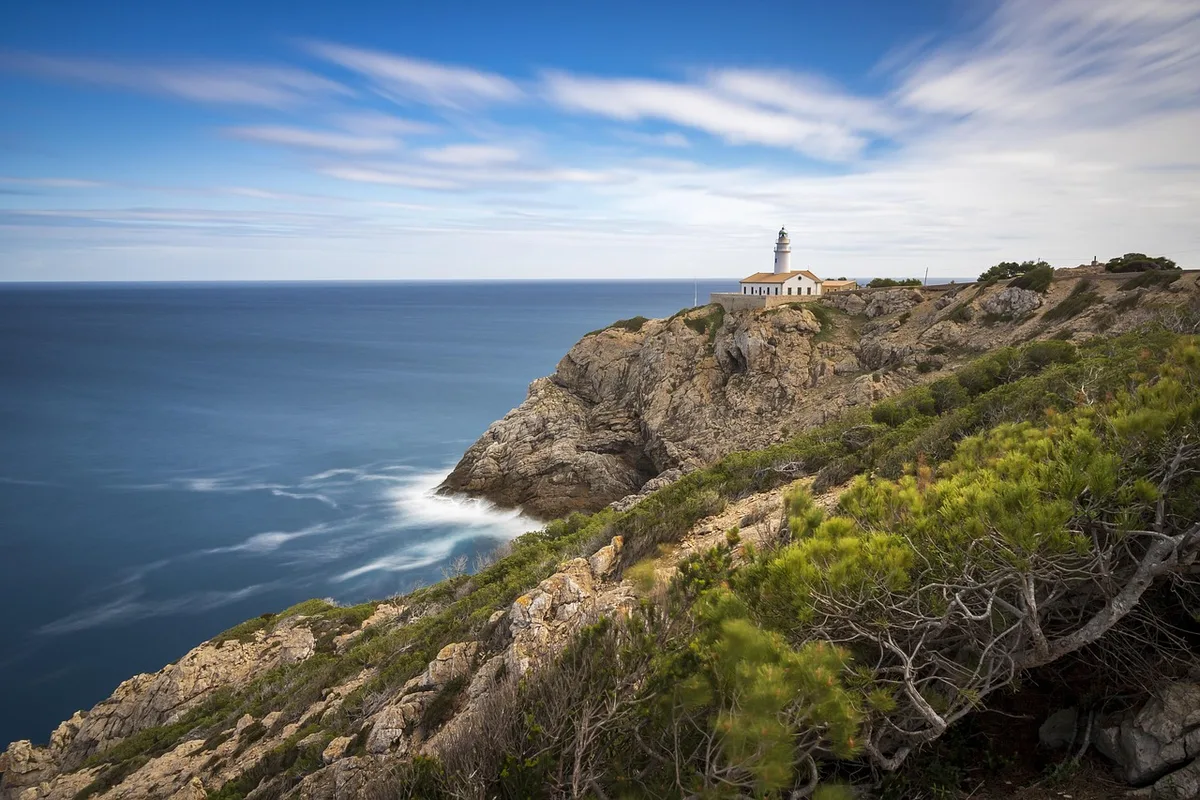 Vestiges de la tonnara et avancées rocheuses près du rivage