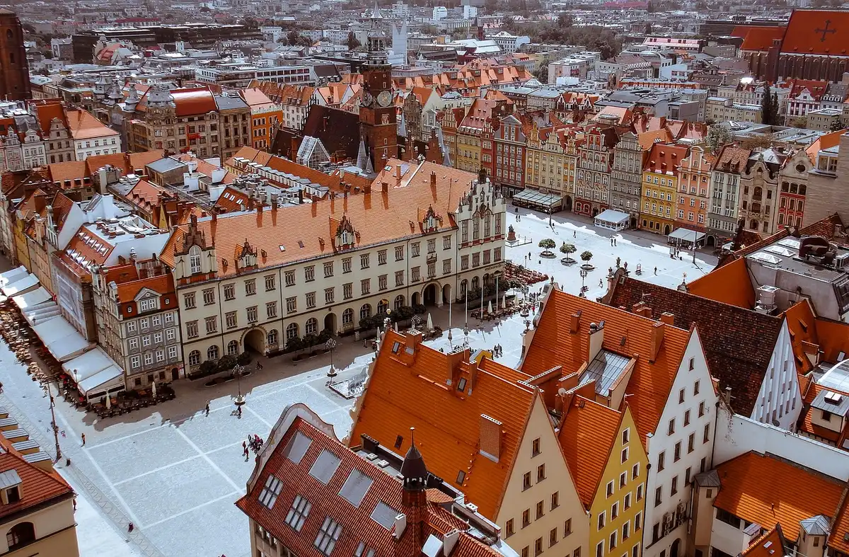 Place pavée médiévale avec chalets de marché de Noël et décor historique