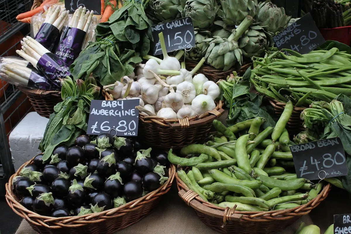 Stands alimentaires de marché de Noël proposant spécialités locales